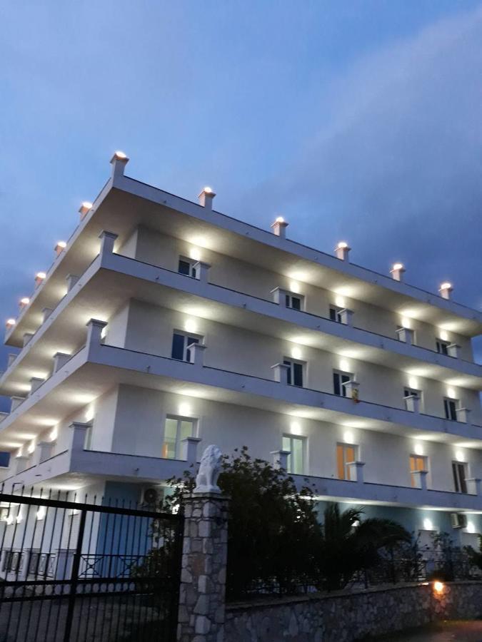 Mihalis Apartments Химар Екстериор снимка