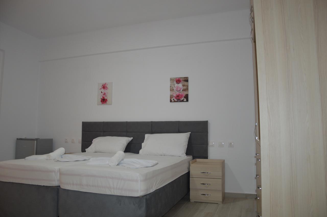 Mihalis Apartments Химар Екстериор снимка