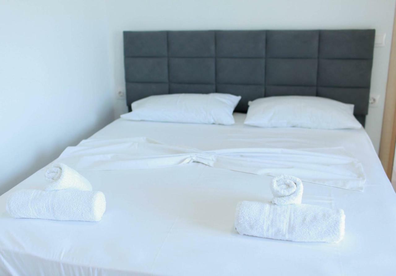 Mihalis Apartments Химар Екстериор снимка