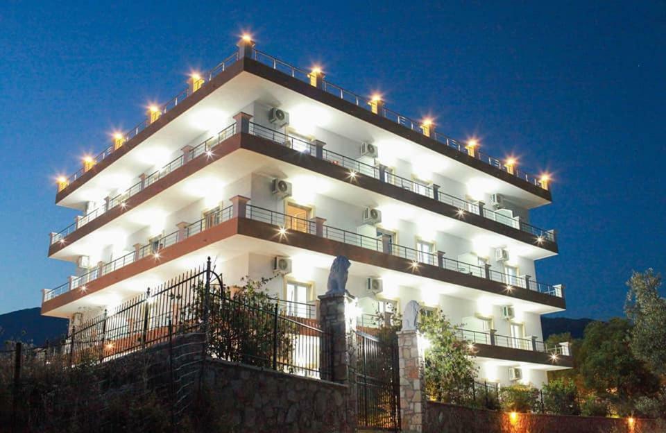 Mihalis Apartments Химар Екстериор снимка